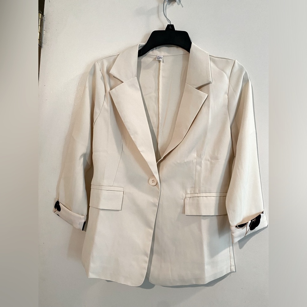 Cute Blazer with decorated 3/4 sleeve.